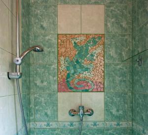 カプリツェにあるPenzion Krakoviceのモザイクタイルの壁のバスルーム(シャワー付)