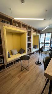 a room with two bunk beds and a table at TU 1501 Deslumbrante Apartamento Em Frente Ao Metrô Tucuruvi - Avenida Guapira 79 - Raizes Tucuruvi Figueira in Sao Paulo