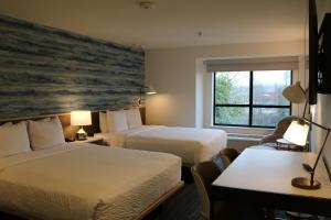Postel nebo postele na pokoji v ubytování Clarion Hotel Portland International Airport