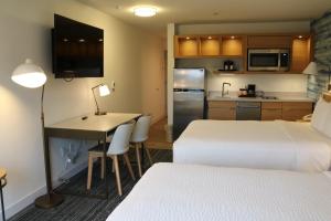 Kuchyň nebo kuchyňský kout v ubytování Clarion Hotel Portland International Airport