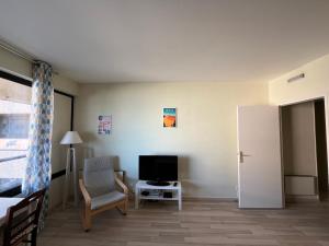 ein Zimmer mit einem Bett, einem Fernseher und einem Stuhl in der Unterkunft Arcachon Centre - Studio Confortable Proche Plage, Wifi - FR-1-319-423 in Arcachon