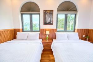 Letto o letti in una camera di Lotus Hotel Đà Lạt