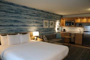 Kuchyň nebo kuchyňský kout v ubytování Clarion Hotel Portland International Airport