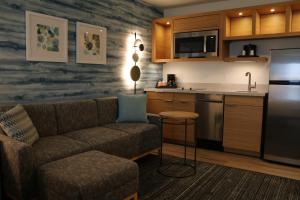 Kuchyň nebo kuchyňský kout v ubytování Clarion Hotel Portland International Airport