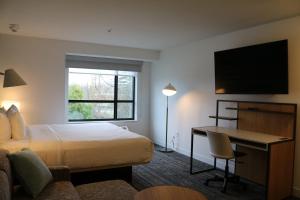 Postel nebo postele na pokoji v ubytování Clarion Hotel Portland International Airport