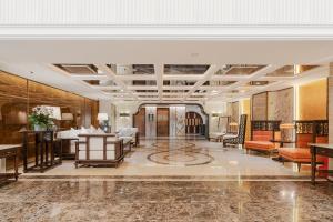 una hall di un hotel con tavoli e sedie di Rue de L'amour Boutique Hotel Ha Noi a Hanoi