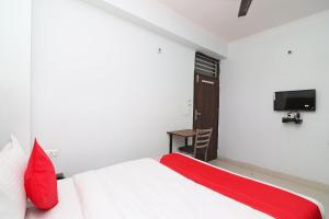Postel nebo postele na pokoji v ubytování Super Hotel O Sathguru Residency Near New Ashok Nagar Metro Station