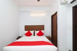 Postel nebo postele na pokoji v ubytování Super Hotel O Sathguru Residency Near New Ashok Nagar Metro Station