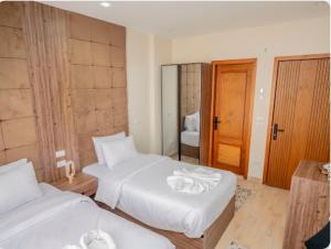 Lodge Pyramids View Hotel客房内的一张或多张床位
