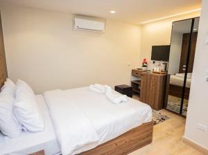 Lodge Pyramids View Hotel客房内的一张或多张床位