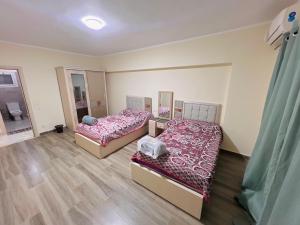 Postel nebo postele na pokoji v ubytování 2BR Down Town New Alamein, Behind The Towers + 7 fotografií