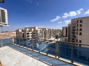 Bazén v ubytování 2BR Down Town New Alamein, Behind The Towers nebo v jeho okolí