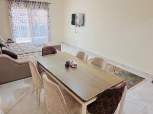 TV a/nebo společenská místnost v ubytování 2BR Down Town New Alamein, Behind The Towers