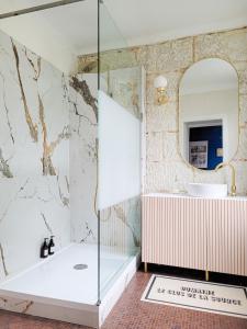 Koupelna v ubytování Domaine Le Clos de la Source -Jacuzzi - Petit déjeuner buffet - Atelier d'art