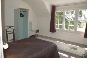 a bedroom with a bed and a window at L'annexe in Le M&ecirc;le-sur-Sarthe