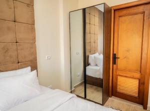 Lodge Pyramids View Hotel客房内的一张或多张床位