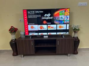 Μια τηλεόραση ή/και κέντρο ψυχαγωγίας στο MITHRAs MOUNT VIEW BY ARUDRA NIVAS