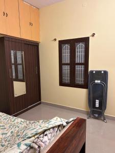 Ένα ή περισσότερα κρεβάτια σε δωμάτιο στο MITHRAs MOUNT VIEW BY ARUDRA NIVAS