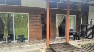 a house with a patio with a table and chairs at FARO 13 CASINA Con TERRAZA 4 PERSONAS de Puerto Viejo in Puerto Viejo