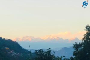 a view of a valley with mountains in the background at Say Homes Glorious Holidays in Māngwa