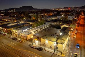 ロサンゼルスにあるLYFE INN & SUITES by AGA- North Hollywood Universal Studiosの夜の街並み +19枚の写真