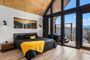 une chambre avec un lit et une grande fenêtre dans l'établissement The Flame Azalea - Luxury Treehouse - Hot Tub, Wi-Fi, Soaring Views, 10 Min to PF - Perfect for Couples!, à Sevierville