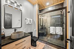 une salle de bain avec lavabo et douche dans l'établissement The Flame Azalea - Luxury Treehouse - Hot Tub, Wi-Fi, Soaring Views, 10 Min to PF - Perfect for Couples!, à Sevierville