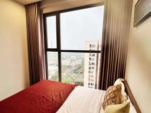 - une chambre dotée d'une grande fenêtre avec un lit rouge et blanc dans l'établissement Sunny Deluxe Apartment 1-bedroom And 1-living Room, à Gia Lâm Pho 22 autres photos