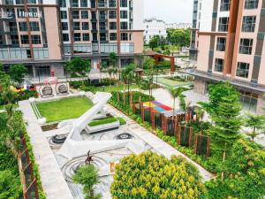 une vue aérienne sur un parc d'une ville dans l'établissement Sunny Deluxe Apartment 1-bedroom And 1-living Room, à Gia Lâm Pho