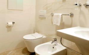 Bilik mandi di Dama Hotel