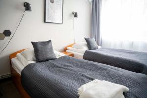 pokój z dwoma łóżkami i oknem w obiekcie Lofft Hotel w mieście Ciechanów +37 zdjęć