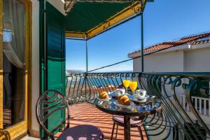 een balkon met een tafel en stoelen op een balkon bij Apartment Romansa in Split