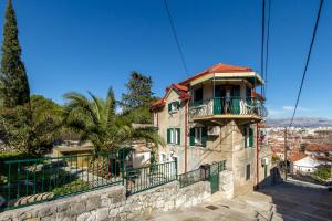 een gebouw met een balkon op een muur bij Apartment Romansa in Split