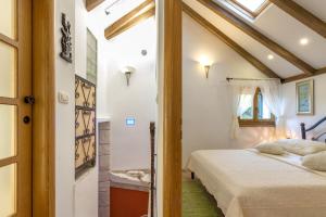 een slaapkamer met een bed in een kamer met een raam bij Apartment Romansa in Split