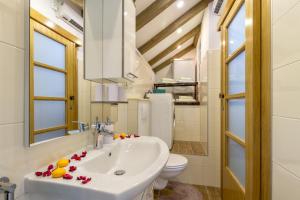een badkamer met een wastafel en een toilet bij Apartment Romansa in Split +30 foto's