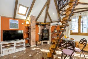 een woonkamer met een tv en een wenteltrap bij Apartment Romansa in Split