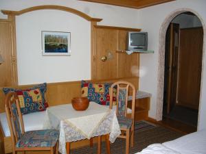 Habitación pequeña con mesa y TV. en Haus Seiwald en Niederau