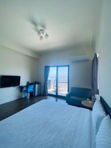Giường trong phòng chung tại Across the Ocean B&B