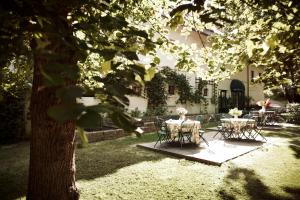 un grupo de mesas y sillas en un patio en Alter Winzerkeller en Kirchberg am Wagram