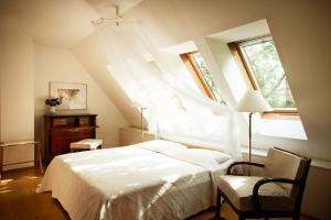 a bedroom with a white bed and a window at Alter Winzerkeller in Kirchberg am Wagram
