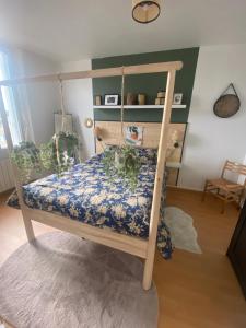 Una cama o camas en una habitación de Un cocon au Presbytère avec place de parking voiture gratuite