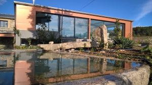 Um jardim no exterior de Casas de Sequeiros