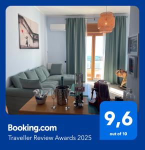 een woonkamer met een groene bank en een tafel bij SEA4USALERNO seafront in Salerno