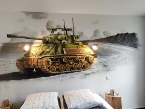 滨海科勒维尔Le Sherman的墙上的一幅坦克画