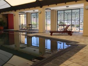 una piscina de agua en un edificio con ventanas en H4 Princess Beach duplex, en Ciudad del Cabo