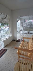 una stanza vuota con panchina e finestra di Holiday Rooms in Port Morant St Thomas Jamaica a Port Morant