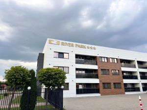 DrăgăşaniRiver Park Hotel的侧面有标志的建筑物