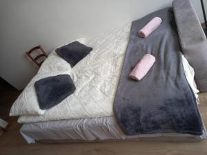 グディニャにあるNowoczesne mieszkanie z odległym widokiem na morzeのベッド1台(上に枕3つ付)