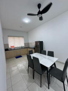 Η κουζίνα ή μικρή κουζίνα στο RIMBUN KIARA SEREMBAN2 2 mins TO HIGHWAY