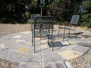 dos sillas sentadas sobre una mesa de piedra en Mountshannon cottage en Mountshannon